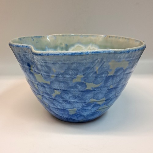 Click to view detail for JP-024 Bowl, Light Blue Crystalline $375